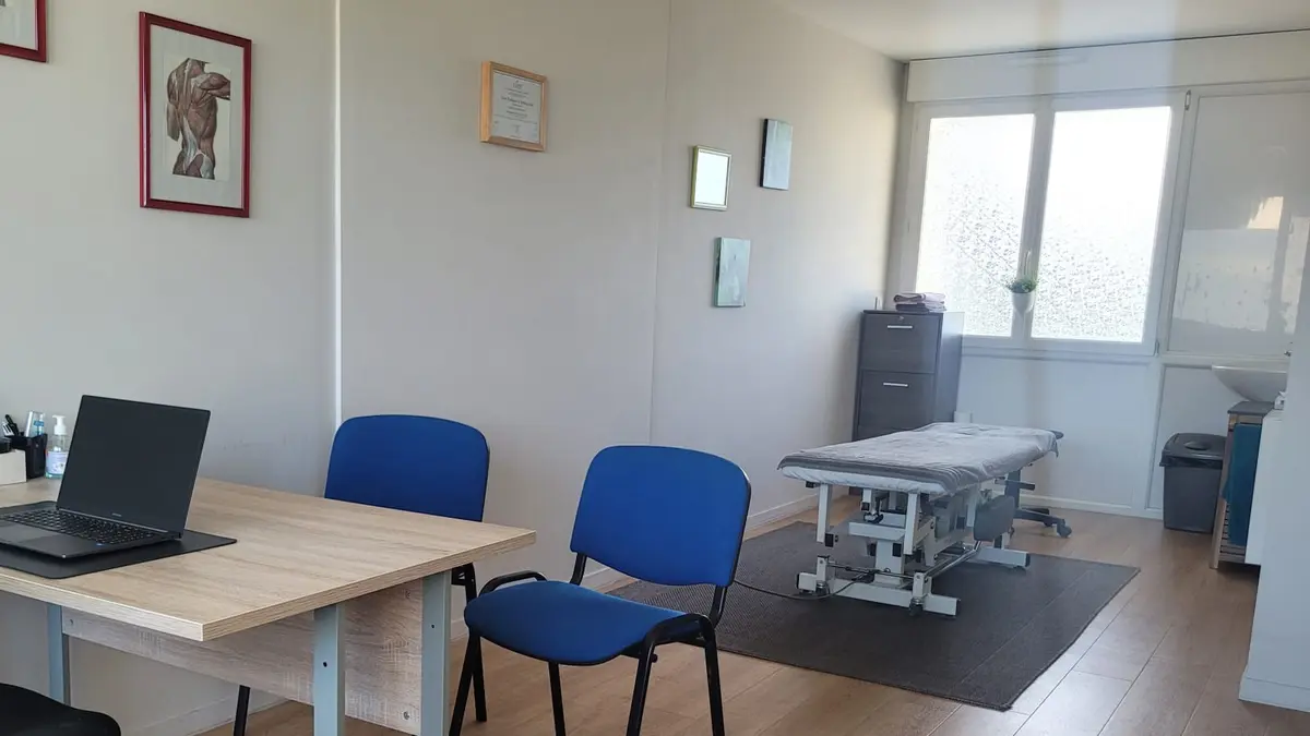 Cabinet d'ostéopathie de Trémuson : bureau d'entretien et table de soin