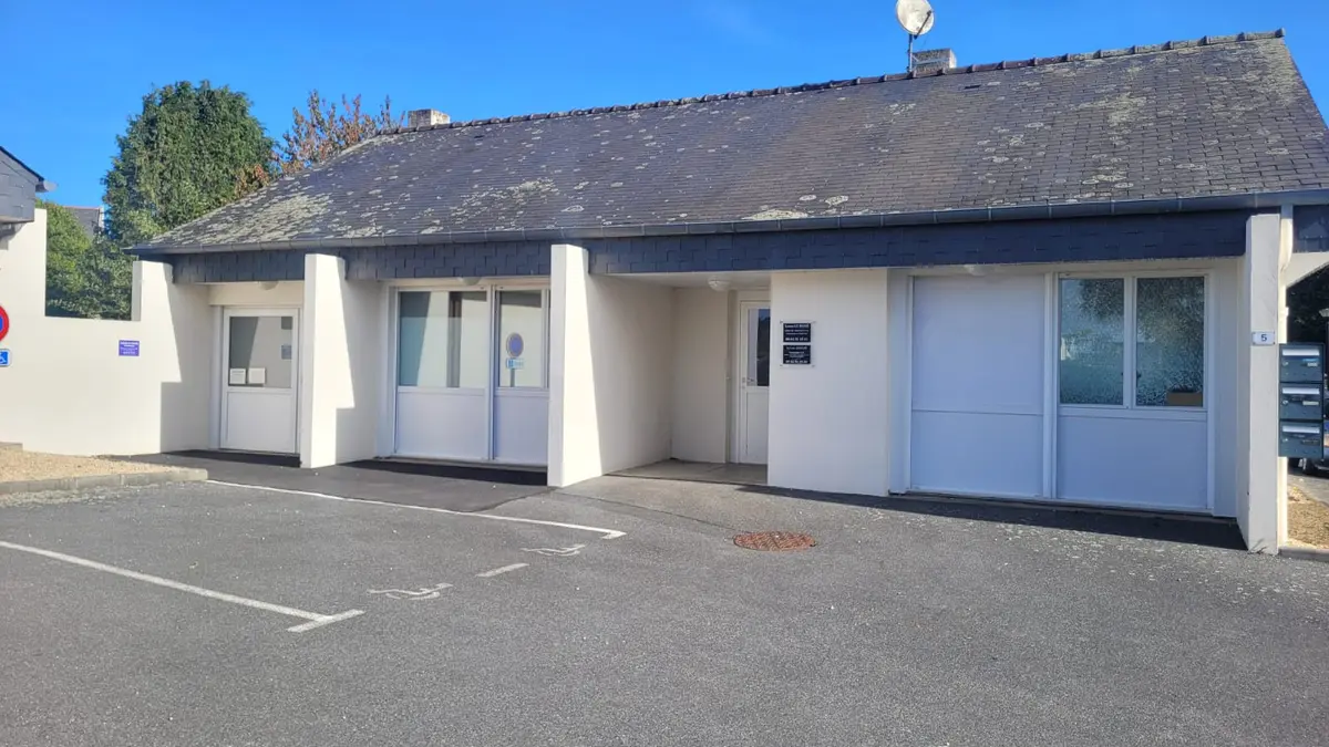 Façade du cabinet au 5 Place de Jersey à Trémuson, avec le parking devant l'entrée